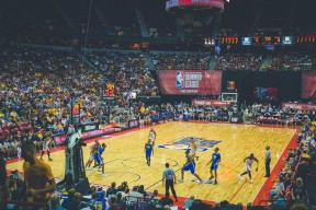 “马科斯·莫奇的战术领悟与防守技巧，为阿根廷美洲狮队铺平胜利之路”